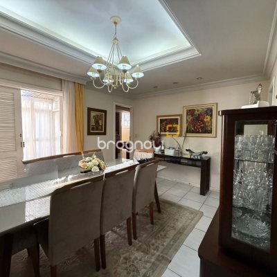 Casa com 229m², 4 quartos (sendo 1 suíte), 4 garagens, no bairro Parque São Jorge em Florianópolis