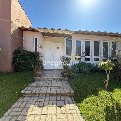 Casa com 229m², 4 quartos (sendo 1 suíte), 4 garagens, no bairro Parque São Jorge em Florianópolis