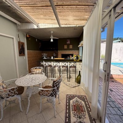 Casa com 229m², 4 quartos (sendo 1 suíte), 4 garagens, no bairro Parque São Jorge em Florianópolis