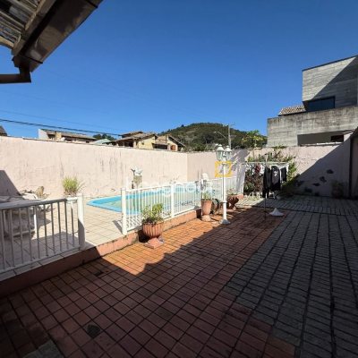 Casa com 229m², 4 quartos (sendo 1 suíte), 4 garagens, no bairro Parque São Jorge em Florianópolis