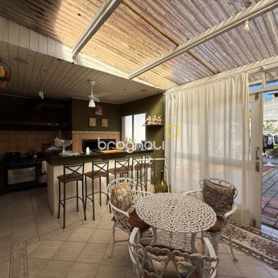 Casa com 229m², 4 quartos (sendo 1 suíte), 4 garagens, no bairro Parque São Jorge em Florianópolis