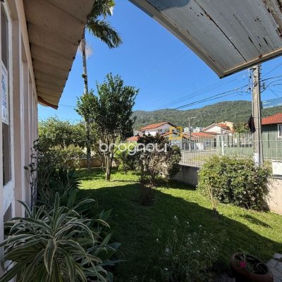 Casa com 229m², 4 quartos (sendo 1 suíte), 4 garagens, no bairro Parque São Jorge em Florianópolis