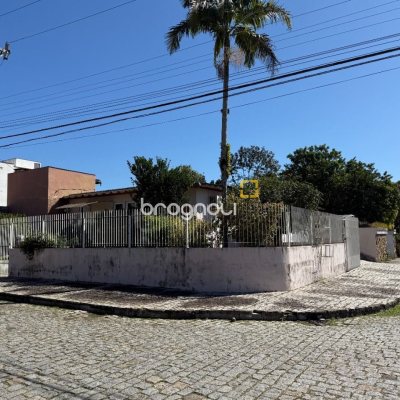 Casa com 229m², 4 quartos (sendo 1 suíte), 4 garagens, no bairro Parque São Jorge em Florianópolis