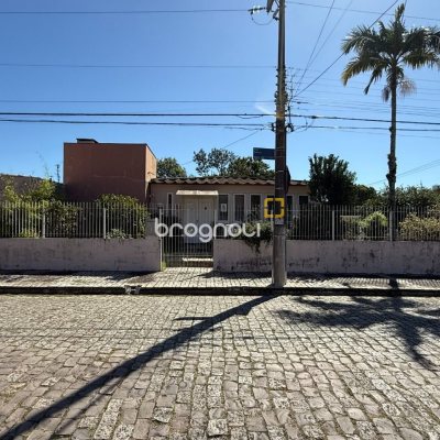 Casa com 229m², 4 quartos (sendo 1 suíte), 4 garagens, no bairro Parque São Jorge em Florianópolis