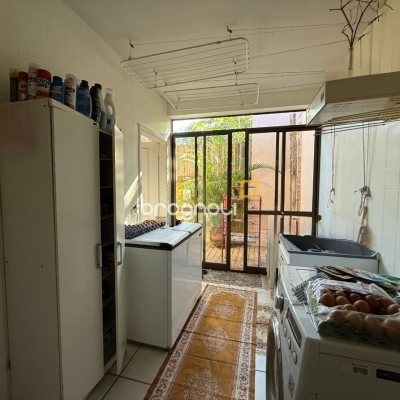 Casa com 229m², 4 quartos (sendo 1 suíte), 4 garagens, no bairro Parque São Jorge em Florianópolis