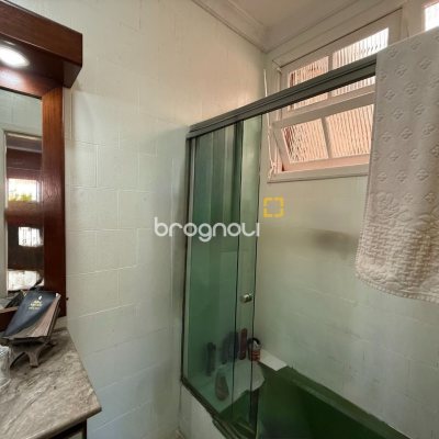Casa com 229m², 4 quartos (sendo 1 suíte), 4 garagens, no bairro Parque São Jorge em Florianópolis