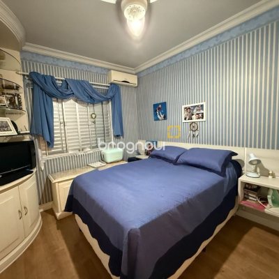 Casa com 229m², 4 quartos (sendo 1 suíte), 4 garagens, no bairro Parque São Jorge em Florianópolis