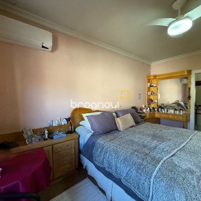 Casa com 229m², 4 quartos (sendo 1 suíte), 4 garagens, no bairro Parque São Jorge em Florianópolis