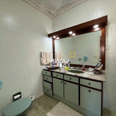 Casa com 229m², 4 quartos (sendo 1 suíte), 4 garagens, no bairro Parque São Jorge em Florianópolis