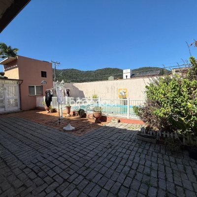 Casa com 229m², 4 quartos (sendo 1 suíte), 4 garagens, no bairro Parque São Jorge em Florianópolis