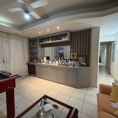 Casa com 229m², 4 quartos (sendo 1 suíte), 4 garagens, no bairro Parque São Jorge em Florianópolis