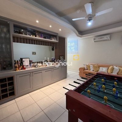 Casa com 229m², 4 quartos (sendo 1 suíte), 4 garagens, no bairro Parque São Jorge em Florianópolis