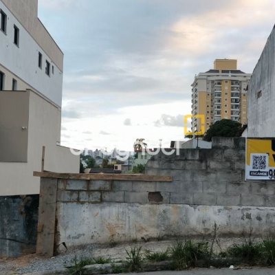 Terreno com 300m², no bairro Barreiros em São José