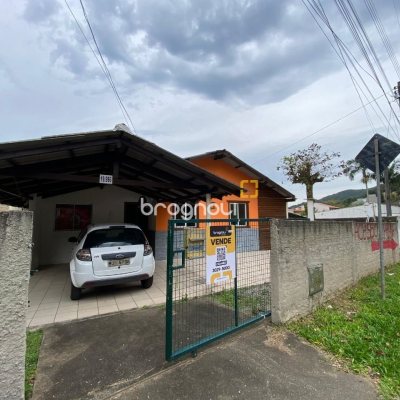 Casa com 120m², 2 quartos, 2 garagens, no bairro Ribeirão da Ilha em Florianópolis
