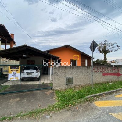 Casa com 120m², 2 quartos, 2 garagens, no bairro Ribeirão da Ilha em Florianópolis