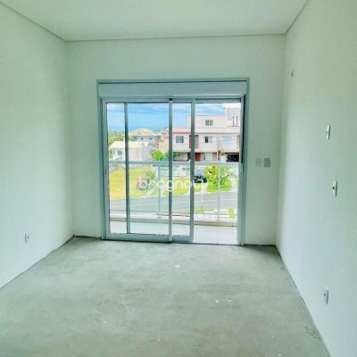 Casa com 181m², 4 quartos (sendo 4 suítes), 2 garagens, no bairro Ingleses do Rio Vermelho em Florianópolis