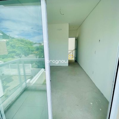 Casa com 181m², 4 quartos (sendo 4 suítes), 2 garagens, no bairro Ingleses do Rio Vermelho em Florianópolis