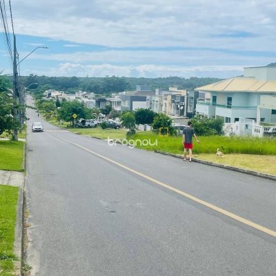 Casa com 181m², 4 quartos (sendo 4 suítes), 2 garagens, no bairro Ingleses do Rio Vermelho em Florianópolis