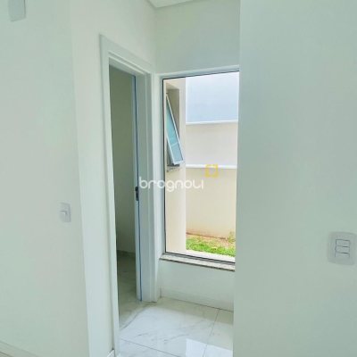 Casa com 181m², 4 quartos (sendo 4 suítes), 2 garagens, no bairro Ingleses do Rio Vermelho em Florianópolis