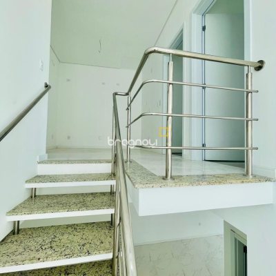 Casa com 181m², 4 quartos (sendo 4 suítes), 2 garagens, no bairro Ingleses do Rio Vermelho em Florianópolis
