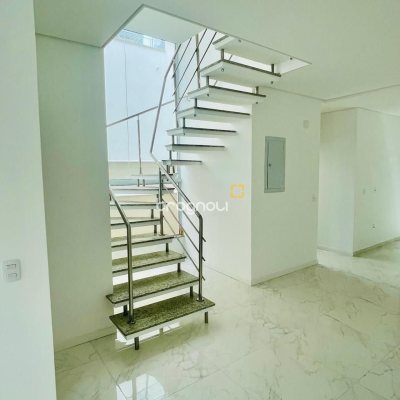 Casa com 181m², 4 quartos (sendo 4 suítes), 2 garagens, no bairro Ingleses do Rio Vermelho em Florianópolis