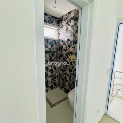 Casa com 181m², 4 quartos (sendo 4 suítes), 2 garagens, no bairro Ingleses do Rio Vermelho em Florianópolis