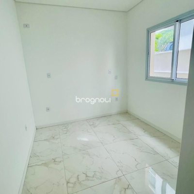 Casa com 181m², 4 quartos (sendo 4 suítes), 2 garagens, no bairro Ingleses do Rio Vermelho em Florianópolis