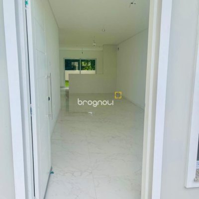 Casa com 181m², 4 quartos (sendo 4 suítes), 2 garagens, no bairro Ingleses do Rio Vermelho em Florianópolis