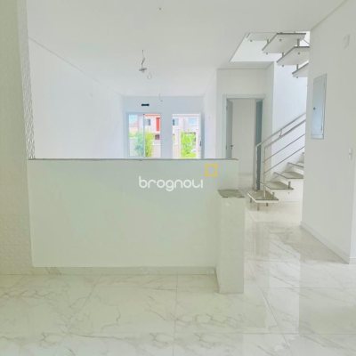 Casa com 181m², 4 quartos (sendo 4 suítes), 2 garagens, no bairro Ingleses do Rio Vermelho em Florianópolis