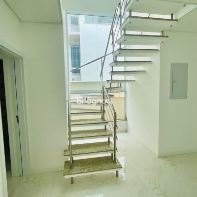 Casa com 181m², 4 quartos (sendo 4 suítes), 2 garagens, no bairro Ingleses do Rio Vermelho em Florianópolis