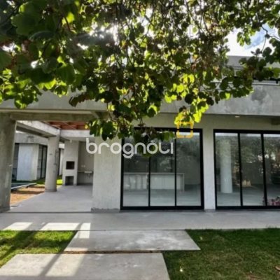 Casa com 512m², 6 quartos (sendo 6 suítes), 4 garagens, no bairro Campeche em Florianópolis