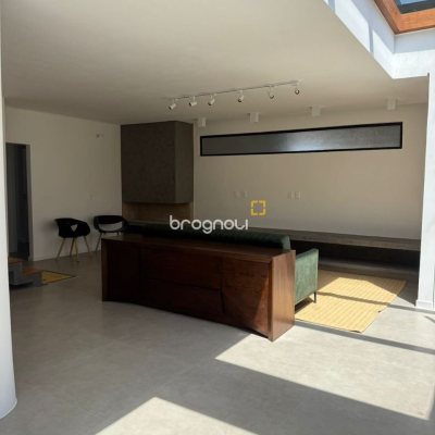 Casa com 512m², 6 quartos (sendo 6 suítes), 4 garagens, no bairro Campeche em Florianópolis