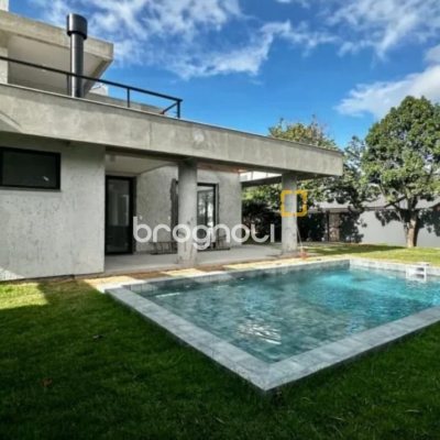 Casa com 512m², 6 quartos (sendo 6 suítes), 4 garagens, no bairro Campeche em Florianópolis