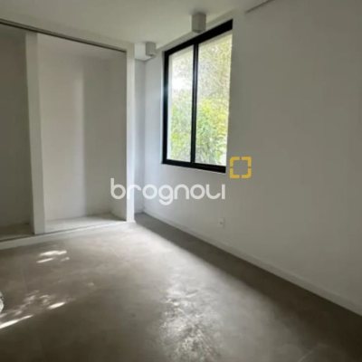 Casa com 512m², 6 quartos (sendo 6 suítes), 4 garagens, no bairro Campeche em Florianópolis