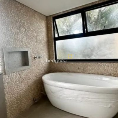 Casa com 512m², 6 quartos (sendo 6 suítes), 4 garagens, no bairro Campeche em Florianópolis