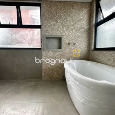 Casa com 512m², 6 quartos (sendo 6 suítes), 4 garagens, no bairro Campeche em Florianópolis