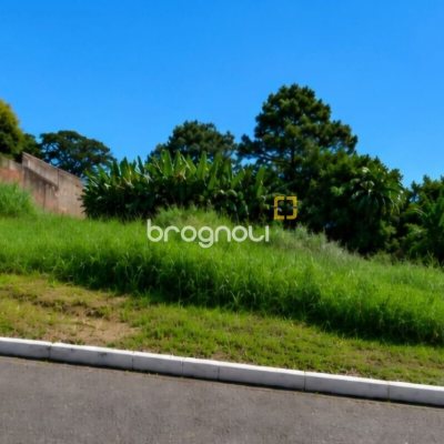 Terreno com 801m², no bairro Capoeiras em São José