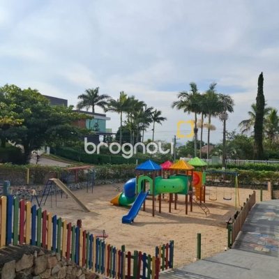 Terreno com 801m², no bairro Capoeiras em São José