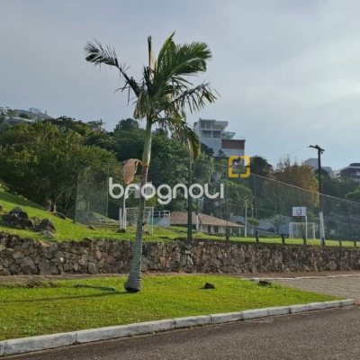 Terreno com 801m², no bairro Capoeiras em São José