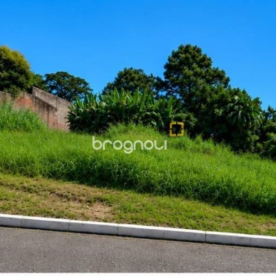 Terreno com 801m², no bairro Capoeiras em São José