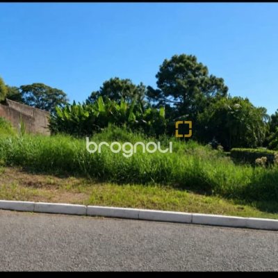 Terreno com 801m², no bairro Capoeiras em São José