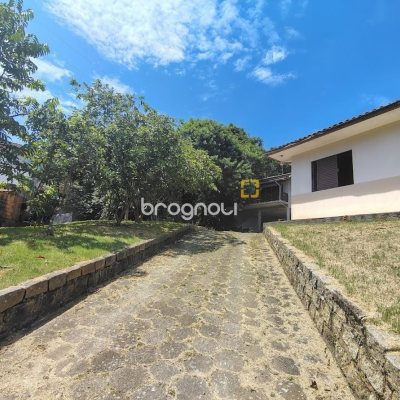 Casa com 560m², 4 quartos (sendo 1 suíte), 6 garagens, no bairro Monte Verde em Florianópolis