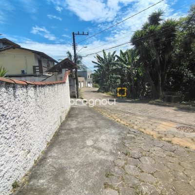 Casa com 560m², 4 quartos (sendo 1 suíte), 6 garagens, no bairro Monte Verde em Florianópolis
