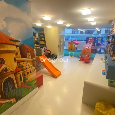Apartamento com 169m², 4 quartos (sendo 4 suítes), 2 garagens, no bairro Centro em Florianópolis