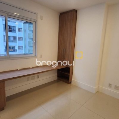 Apartamento com 169m², 4 quartos (sendo 4 suítes), 2 garagens, no bairro Centro em Florianópolis