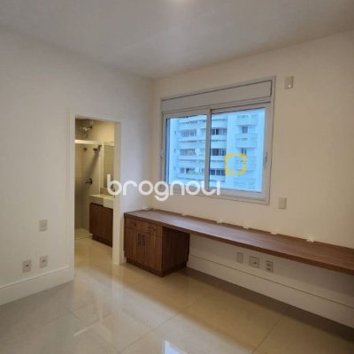 Apartamento com 169m², 4 quartos (sendo 4 suítes), 2 garagens, no bairro Centro em Florianópolis