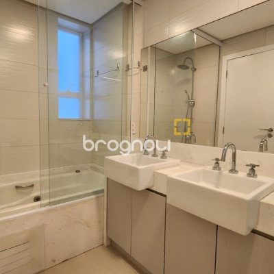 Apartamento com 169m², 4 quartos (sendo 4 suítes), 2 garagens, no bairro Centro em Florianópolis
