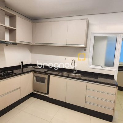 Apartamento com 169m², 4 quartos (sendo 4 suítes), 2 garagens, no bairro Centro em Florianópolis