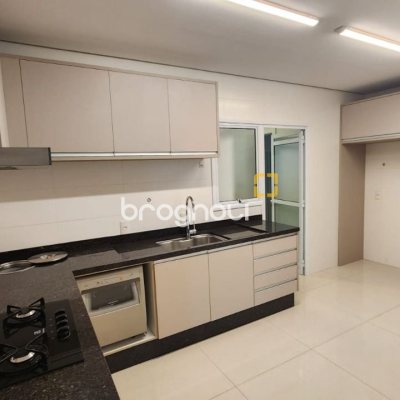 Apartamento com 169m², 4 quartos (sendo 4 suítes), 2 garagens, no bairro Centro em Florianópolis