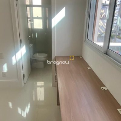 Apartamento com 169m², 4 quartos (sendo 4 suítes), 2 garagens, no bairro Centro em Florianópolis